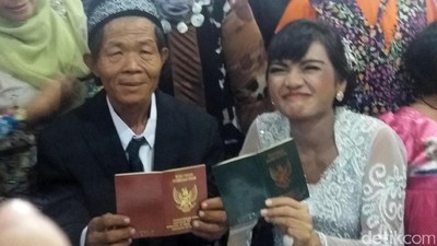 Tawa Bahagia Orang Tua Bayi yang Lahir di Gang Sempit Saat Menikah