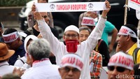 Sebagian peserta aksi memakai ikat kepala bertuliskan Tangkap Koruptor.