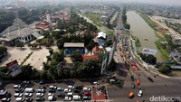Tak heran, industri perdagangan, hotel, dan restoran berkembang pesat di Bekasi.