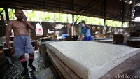 Tahu siap untuk dipotong-potong sesuai ukuran.