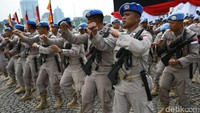 Mereka juga meneriakan yel-yel penyemangat.