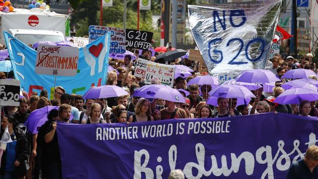 Demonstran menggelar aksi saat KTT G20 digelar di Hamburg