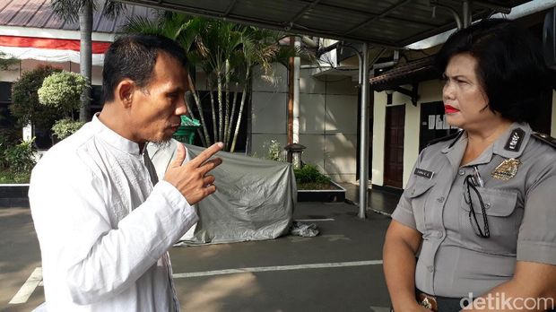 M. Hidayat saat datang ke Polres Metro Bekasi Kota