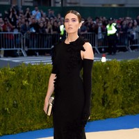 Mandy Moore tampil elegan dalam balutan gaun malam warna hitam. Foto: Getty Images