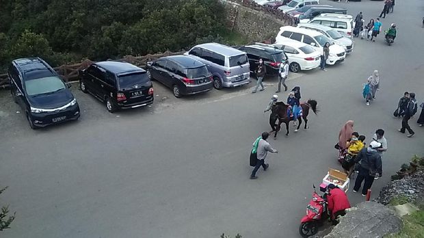 Wisatawan di Tangkuban Perahu
