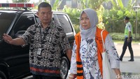Rohayati merupakan tersangka dalam kasus penyuapan terkait dengan tugas pengawasan dan pemantauan oleh DPRD Jawa Timur terhadap pelaksanaan Perda tahun anggaran 2017.