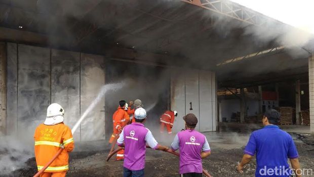 Gudang Pabrik Triplek di Trenggalek Terbakar