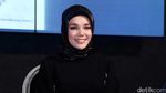 Senyum Manis Dewi Sandra Bikin Adem