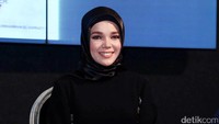 Senyum manis Dewi Sandra. Foto: Ismail/detikHOT