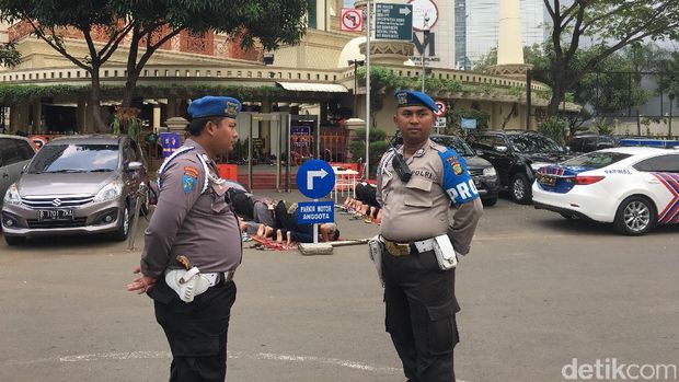Salat Jumat di Polda Metro Diperketat Pascateror Penusukan Brimob