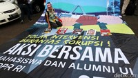 Mereka membawa spanduk pernyataan sikap ILUNI UI seperti menolak tegas intervensi pada proses penegakkan hukum yang sedang berjalan di KPK.