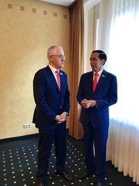 Saat Jokowi-Turnbull Ngintip Demo Bareng di Sela KTT G20 Jerman