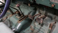 Tuas transmisi, pedal kopling rem dan gas di Toyota BJ. Setelah sukses dites, Toyota kemudian menjual mobil di berbagai negara, dan sekaligus mengharumkan nama Toyota ke negara lain. Pool/dok Toyota.