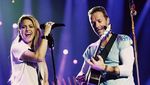 Aksi Memukau Coldplay Gandeng Si Cantik Shakira