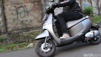 Viar Q1 jadi motor listrik pertama yang dijual di Indonesia. Viar pun menargetkan untuk bisa dipilih oleh pecinta otomotif yang peduli dengan lingkungan saat berkendara. Foto: M. Luthfi Andika