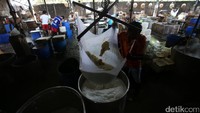 Bubur kedelai disaring menggunakan kain. Proses penyaringan dengan cara menggoyang-goyangkan kain.