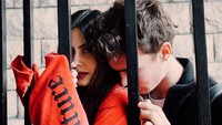 Valerie Thomas menyebut pose romantisnya itu sebagai ekspresi, bukan ajang pamer. Foto: dok Instagram