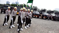 Kendaraan alutista Polri juga turut dipajang disekitar area Monas.