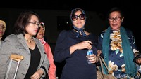 Ekspresi Joice datar, tetapi sesekali menyunggingkan senyum kecil di bibirnya. 