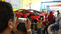 Salah satu primadona di Museum Angkut adalah mobil Tucuxi milik Dahlan Iskan. Mobil mewah bak Ferrari tapi bertenaga listrik ini kondisinya sudah tak utuh lagi karena kecelakaan di Magetan 2013 silam, tapi tetap menarik minat pengunjung (Budi Sugiharto/detikTravel)