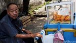 Semangat Kakek 81 Tahun Jual Asinan Keliling Kampung