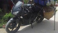 Motor sport seperti ini harusnya diajak lari lebih oke, tapi ada juga yang memanfaatkan motor sport yang digunakan untuk berjualan sayur. Foto: Pool