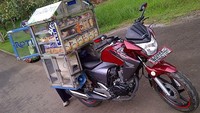 Telolet, Sari Roti, Roti Sari Roti... Si abang tukang roti Sari Roti mengendarai motor Honda MegaPro. Foto: Pool/internet