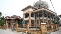 Disebelah rumah, Muzdhalifah juga membangun masjid.