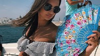 Ada salah satu foto saat dirinya berpose di atas kapal yacht. Emily Ratajkowski menulis caption Am I Italian yet? (@emrata/Instagram)
