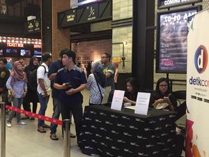 Penonton Mengular di DHot Movie Night with OPPO Surabaya