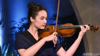 Chelsea Islan menunjukkan kemampuannya dalam bermain biola dengan membawakan lagu ‘Allegro’. Foto: Noel/detikHOT