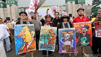 Massa menuntut perwakilan dari DPR keluar untuk mendengarkan aksi yang sedang berjalan. 