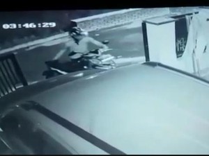 Aksi Tiga Menit Pemuda Curi Motor di Cirebon Terekam CCTV