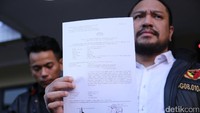 Sang pengacara menunjukkan laporan yang dibuat atas nama kliennya, Aris. Foto: Hanif Hawari