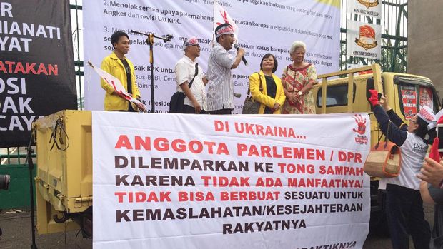 Ancaman membuang anggota DPR ke bak sampah juga disampaikan hari ini di Indonesia