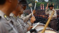 Pasukan drum band kepolisian beraksi saat menggelar gladi resik di kawasan monas.
