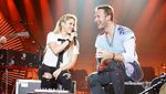 Aksi Memukau Coldplay Gandeng Si Cantik Shakira