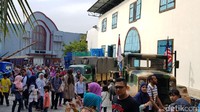 Di musim liburan sekolah seperti sekarang, jumlah pengunjung Museum Angkut pun membeludak. Mereka datang tak hanya dari daerah Jawa Timur saja, tetapi ada juga yang dari luar daerah (Budi Sugiharto/detikTravel)