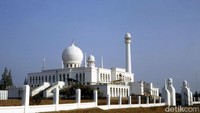 Masjid Al-Azhar di kawasan Kebayoran Baru dengan nuansa putih berdiri dengan megahnya. (Foto: Istimewa)