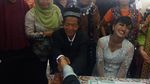 Tawa Bahagia Orang Tua Bayi yang Lahir di Gang Sempit Saat Menikah