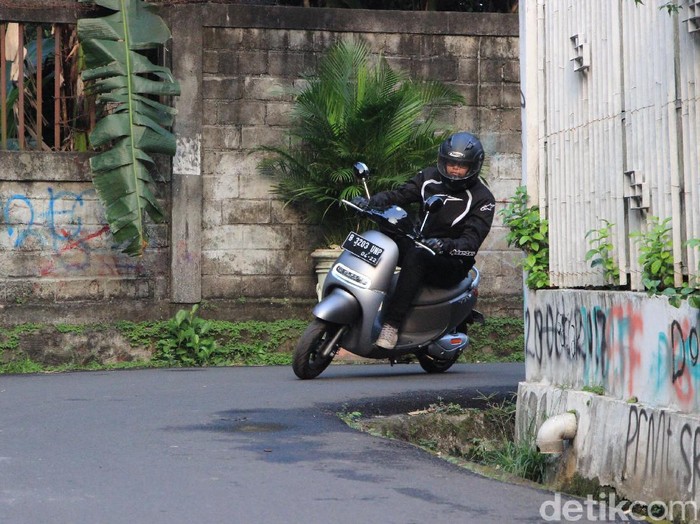 Tak Ada Suara, Pengendara Motor Listrik Harus Sering Ngelakson