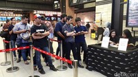 Antrean sudah tampak ramai sejak pukul 18.30 WIB, bahkan 223 seat sudah full terisi.