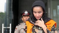Istri Ridwan Mukti, Lily Martiani Maddari keluar gedung KPK dengan terus menunduk.