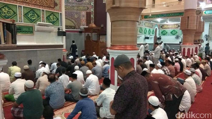 Muzammil Hasballah Imami Salat Subuh sebelum Akad Nikah