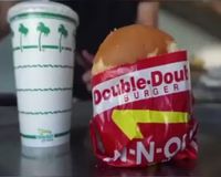 Mau Cicip Es Krim Gulung dengan Campuran Burger Utuh Ini?