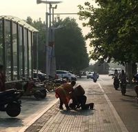 Mengharukan! Petugas Kebersihan Jalan Ini Berbagi Sarapannya dengan Pemulung Tuna Netra