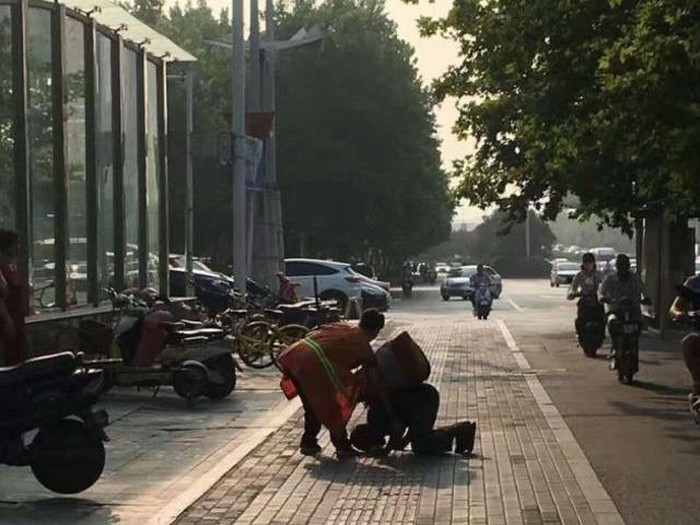 Penyapu Jalan Berbagi Sarapan dengan Pemulung Tuna Netra