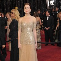 Glamour, satu kata yang tercipta dari gaun bergliter emas yang dipakai Mandy Moore kali ini. Foto: Getty Images