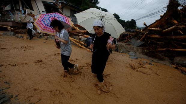 Warga Jepang mengungsi saat banjir melanda