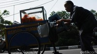 Jalanan sekitar Mampang Prapatan hingga Tegal Parang menjadi rute rutin Kakek Ahmad berjualan asinan sejak tahun 1950an. Ketika tahun itu pula dia mulai akrab dengan pedagang buah-buahan di pasar.